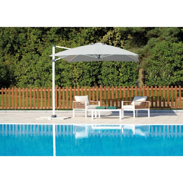 Ombrellone a braccio t.b.t. accanto alla piscina con mobili da giardino.