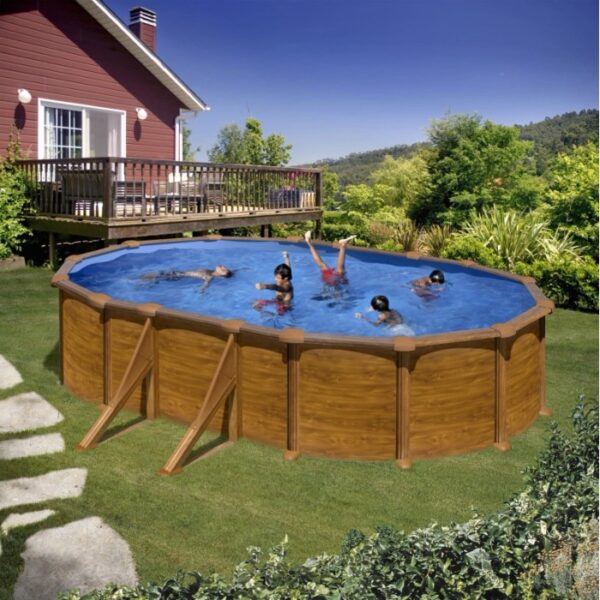 Piscina ovale Gre Mauritius effetto legno, 610x375x132 cm, con persone che nuotano in giardino.