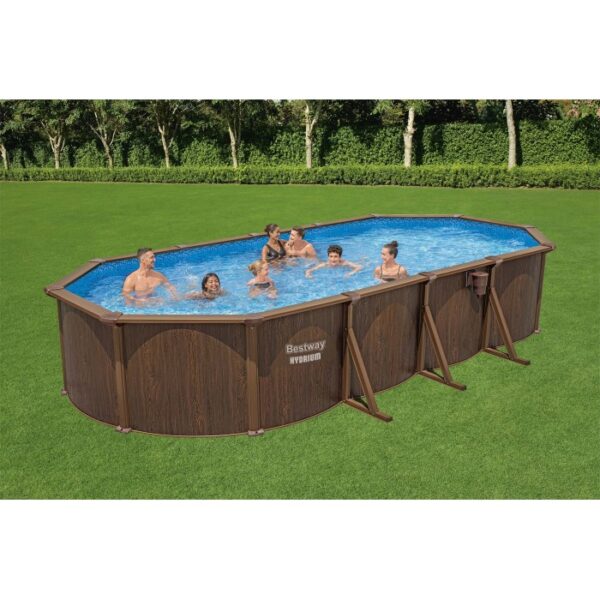 Piscina fuori terra ovale effetto legno con bagnanti in giardino.