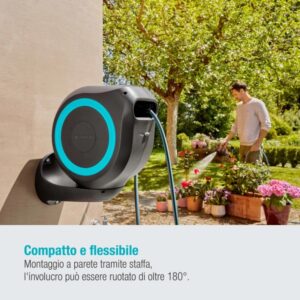 Avvolgitubo a parete con tubo in giardino che annaffia i fiori.