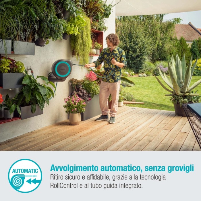 Avvolgitubo a muro con uomo che innaffia il giardino.