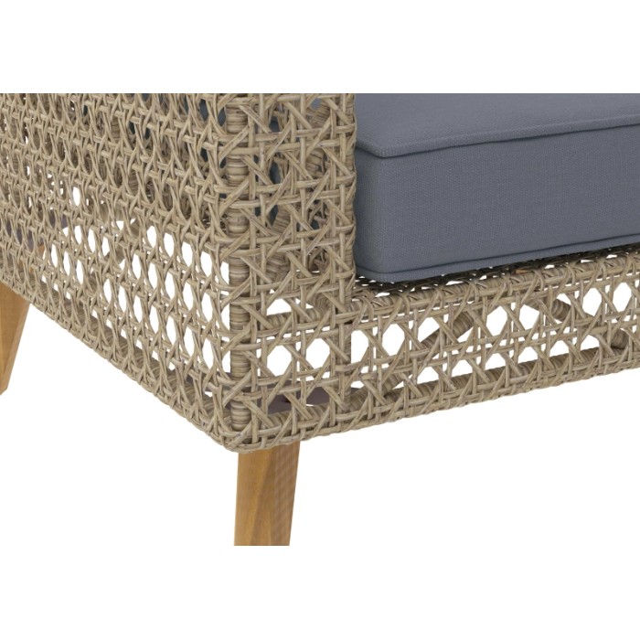 Dettaglio di un set di mobili da giardino con effetto rattan e cuscini grigi.