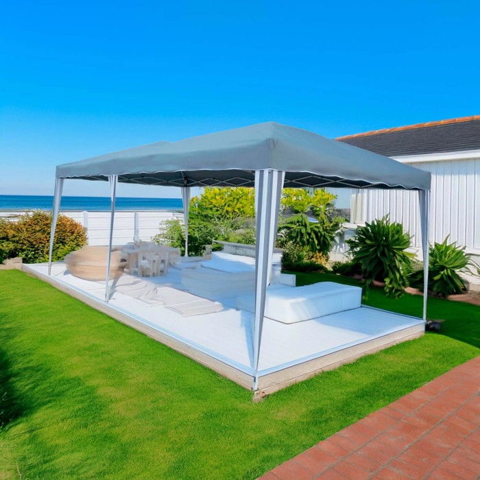 Gazebo Maceio grigio 300x600 cm con pannelli laterali in giardino.