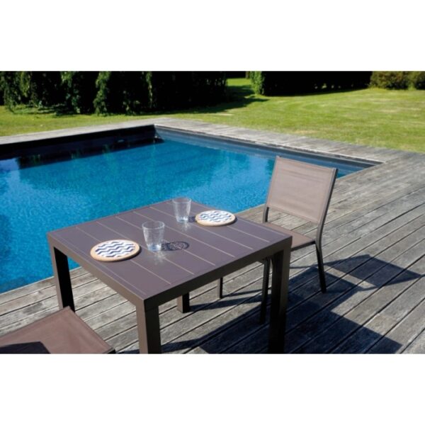 Tavolo da giardino quadrato con sedie a bordo piscina. Set da pranzo per esterni.