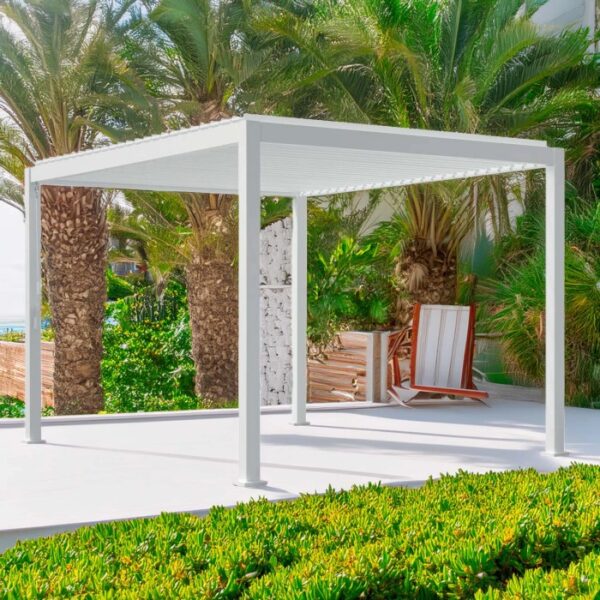 Gazebo t.b.t. bianco con tetto a lamelle in un contesto tropicale.