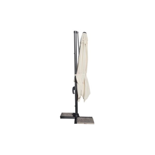 Ombrellone a braccio t.b.t. beige chiuso con supporto e piastre grigie.