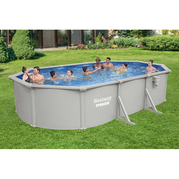Piscina fuori terra ovale con pareti in acciaio e divertimento balneare per tutta la famiglia in giardino.