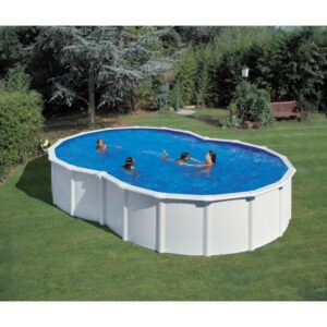 Piscina ovale Gre Varadero, 640x390x120 cm, con parete in acciaio bianca e bagnanti in giardino.