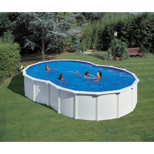 Piscina ovale Gre Varadero, 640x390x120 cm, con parete in acciaio bianca e bagnanti in giardino.