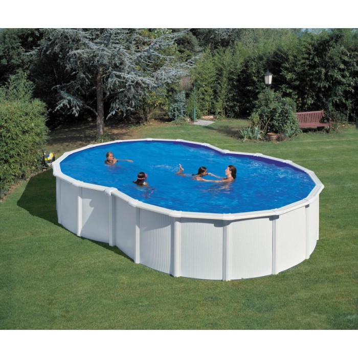 Piscina ovale Gre Varadero, 640x390x120 cm, con parete in acciaio bianca e bagnanti in giardino.