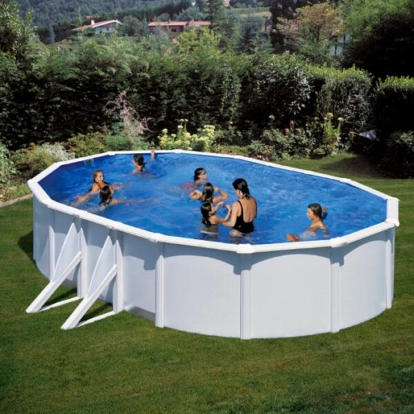 Piscina ovale Gre Fidji con pareti in acciaio bianco (500x300x120 cm) con scaletta e persone in acqua.