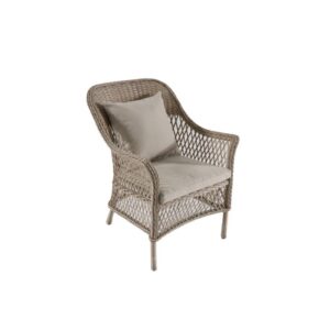 Poltrona in rattan intrecciato con cuscini, ideale per patio e giardino.