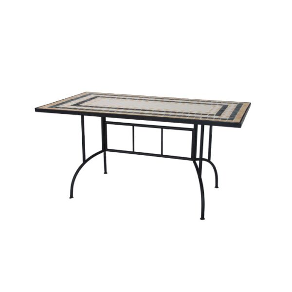 Tavolo da giardino rettangolare con piano in mosaico e struttura in metallo nero.