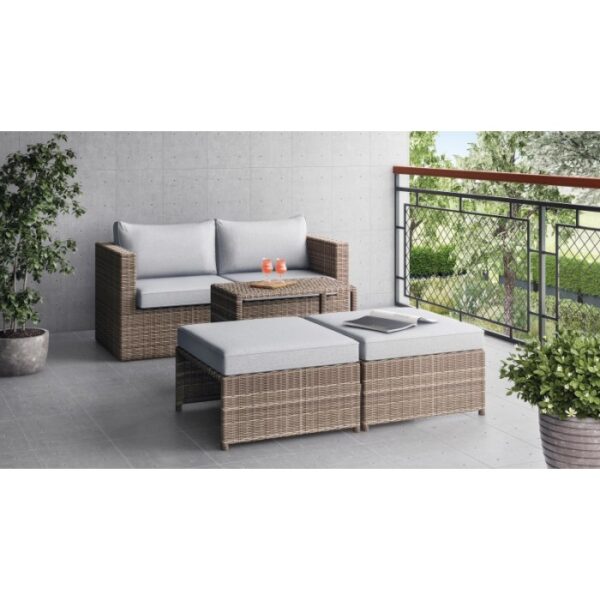 Set lounge Olea Compact da 3 pezzi in polyrattan color sabbia con cuscini grigio chiaro per balcone o terrazza.