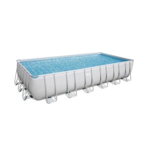 Piscina rettangolare fuori terra con struttura in acciaio, riempita d'acqua.
