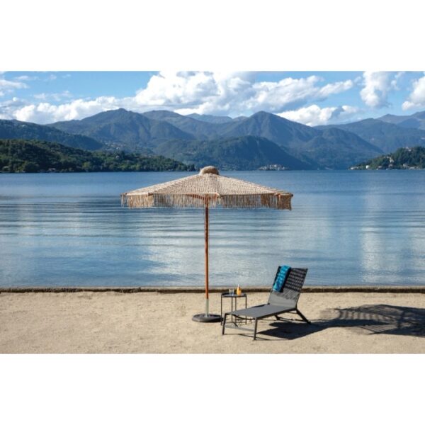Ombrellone a braccio t.b.t. con lettino e tavolino sul lago.