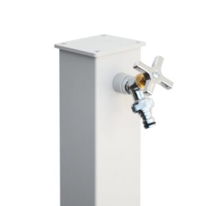 Punto acqua da giardino bianco con rubinetto cromato per il giardino.
