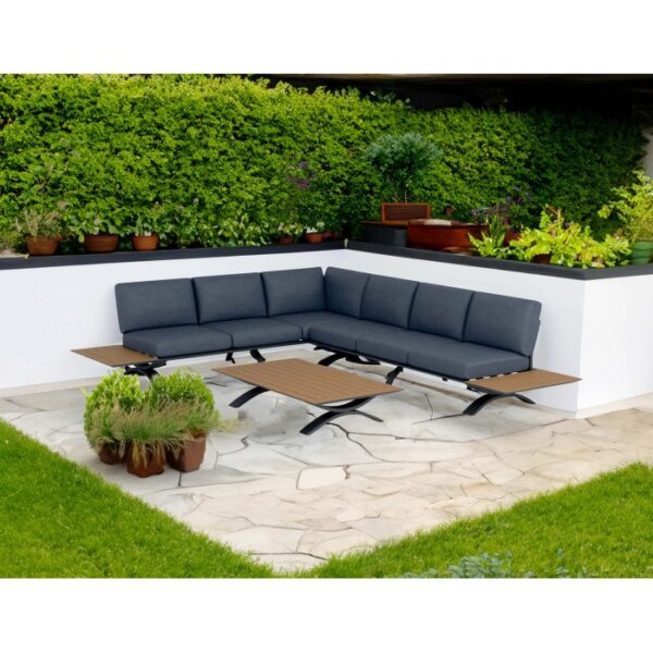 Set di mobili da giardino t.b.t. con divano angolare, tavolo e tavolini.