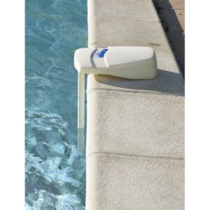 t.b.t. per la sicurezza della piscina fissato al bordo.