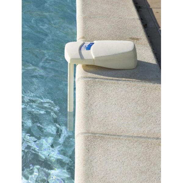 t.b.t. per la sicurezza della piscina fissato al bordo.