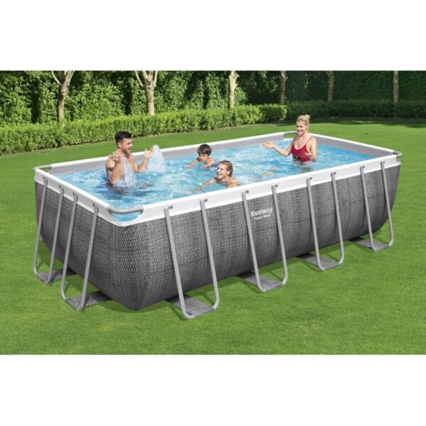 Piscina rettangolare t.b.t. con famiglia in giardino.