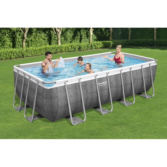 Piscina rettangolare t.b.t. con famiglia in giardino.