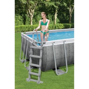Scaletta per piscina fuori terra, scaletta grigia con donna in piscina.