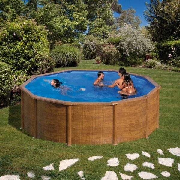 Piscina rotonda Gre Pacific effetto legno, Ø 350 cm, con famiglia in giardino.