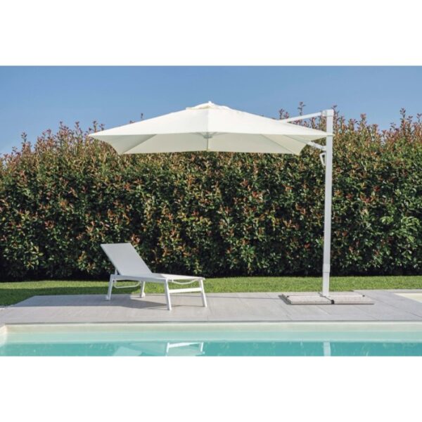 Ombrellone a braccio t.b.t., bianco, accanto a piscina e lettino. Protezione solare per giardino e terrazza.