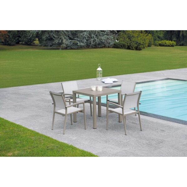 Tavolo da giardino quadrato con quattro sedie, design moderno per patio e giardino.