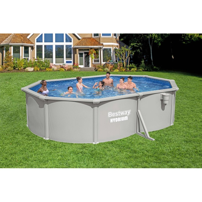 Piscina Bestway Hydrium con famiglia in giardino. Piscina con pareti in acciaio e scaletta.