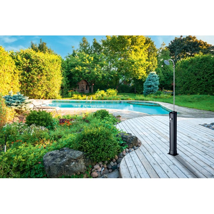 Doccia solare da esterno nera (H 213 cm, 18 l) accanto alla piscina su ponte di legno in giardino.