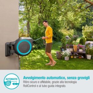 Avvolgitubo a parete con uomo che innaffia in giardino.