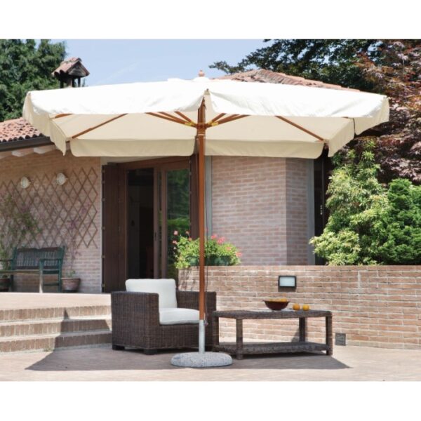 Ombrellone a braccio t.b.t. con struttura in legno e copertura beige sopra il salotto.