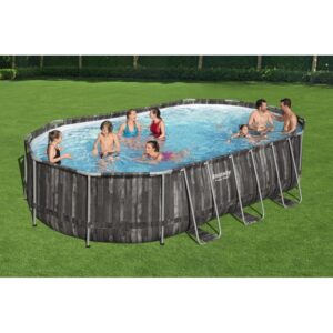 Piscina fuori terra ovale effetto legno con famiglia che si diverte in giardino.