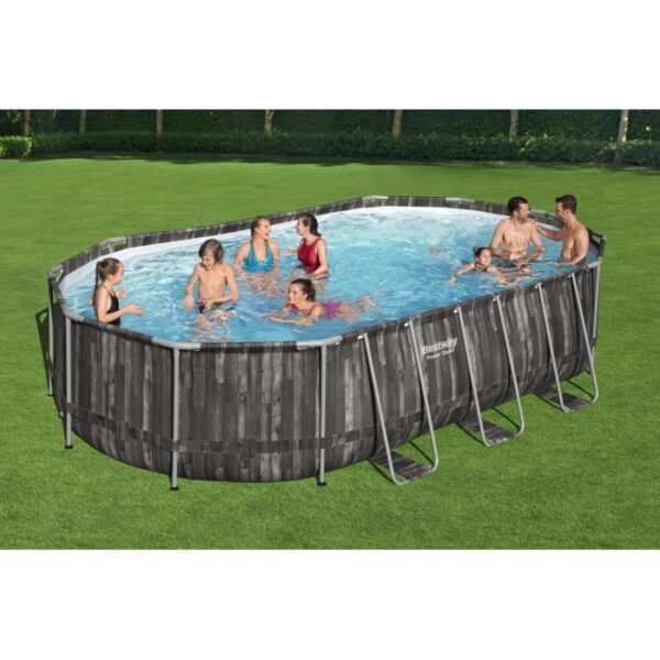 Piscina fuori terra ovale effetto legno con famiglia che si diverte in giardino.