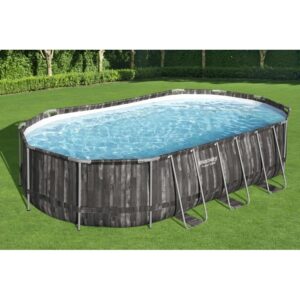 Piscina ovale t.b.t. con effetto legno e telaio in acciaio in giardino.