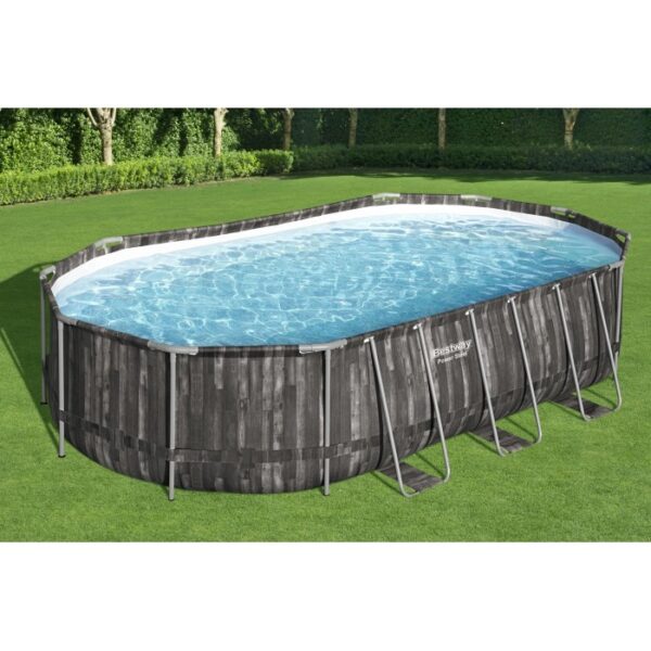 Piscina ovale t.b.t. con effetto legno e telaio in acciaio in giardino.