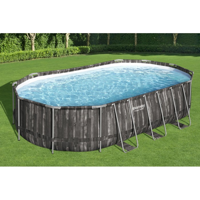 Piscina ovale t.b.t. con effetto legno e telaio in acciaio in giardino.