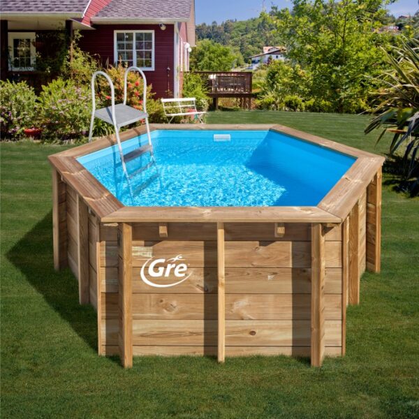 Piscina rotonda in legno Gre Lili (Ø 280 cm) con scaletta in giardino.