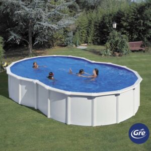 Piscina ovale Gre Pool Varadero, 500x340x120 cm, con parete in acciaio bianca e bambini che nuotano in giardino.