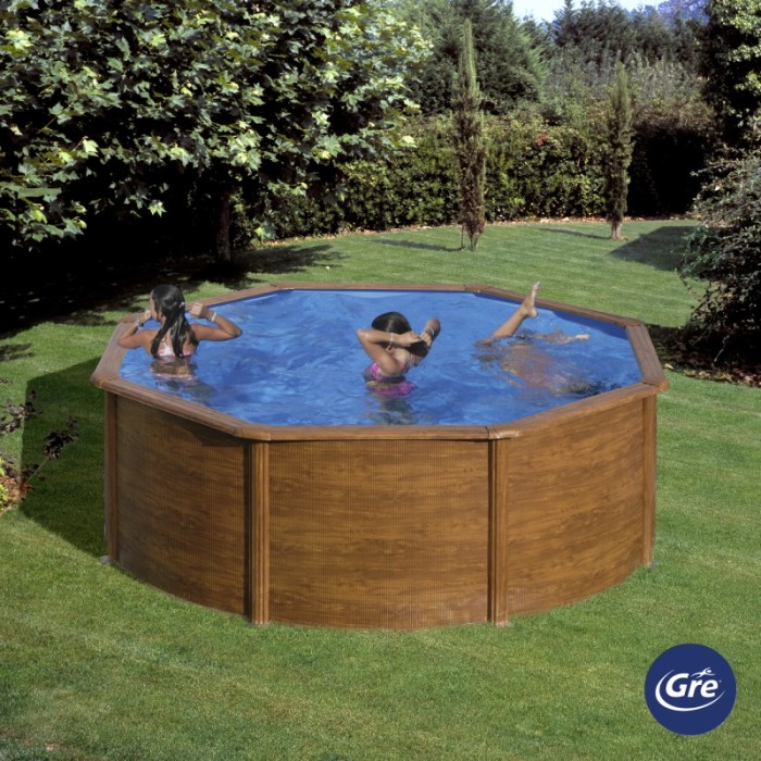 Piscina rotonda Gre Sicilia effetto legno (Ø 460 cm), bambini che nuotano nella piscina da giardino.