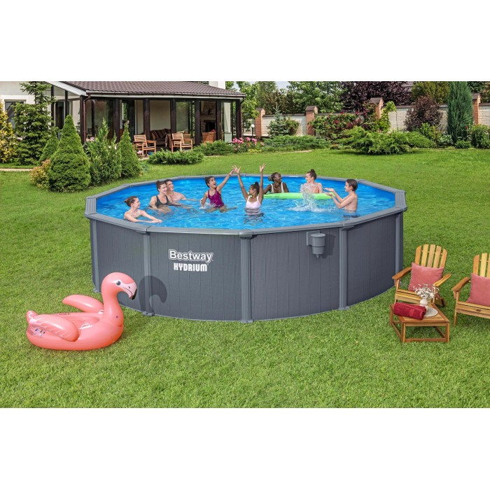 Piscina Bestway Hydrium con bagnanti e fenicottero gonfiabile in giardino.
