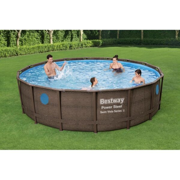 Piscina rotonda con pareti in acciaio effetto rattan marrone e persone che nuotano.