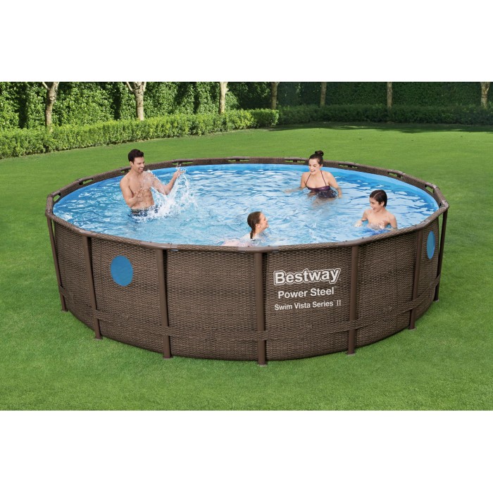 Piscina rotonda con pareti in acciaio effetto rattan marrone e persone che nuotano.