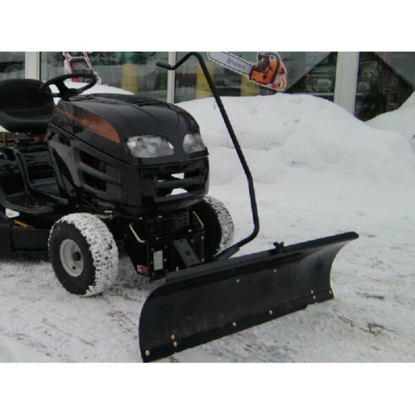 Lama da neve MTD su trattorino, ideale per l'inverno. Larghezza di lavoro 117 cm.