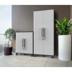 Due armadietti grigi per mobili da balcone t.b.t. di diverse dimensioni.