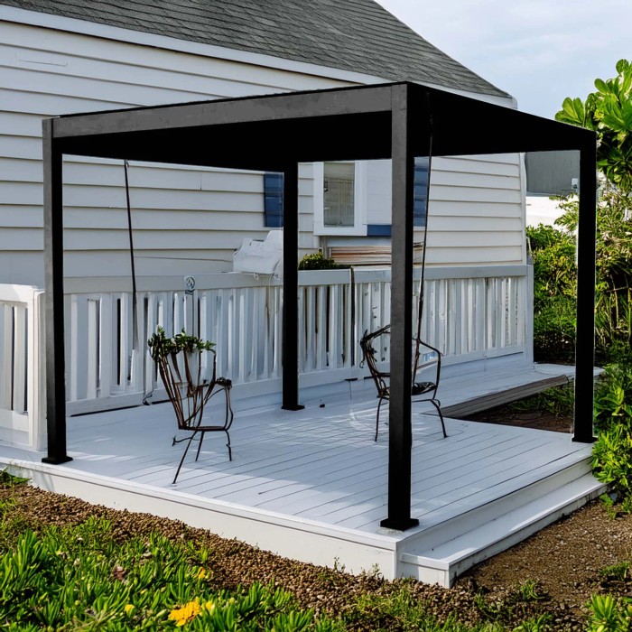Gazebo t.b.t. nero su un patio di fronte a una casa.