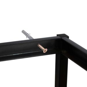 Dettaglio di una vite e un tassello su una struttura nera per fontana da giardino.
