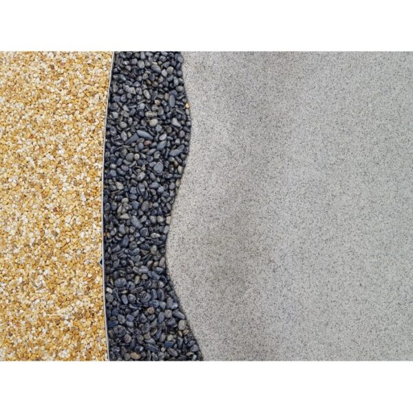 Primo piano di tre diversi rivestimenti per pavimenti: ghiaia beige, ciottoli grigi e una superficie in cemento grigio.